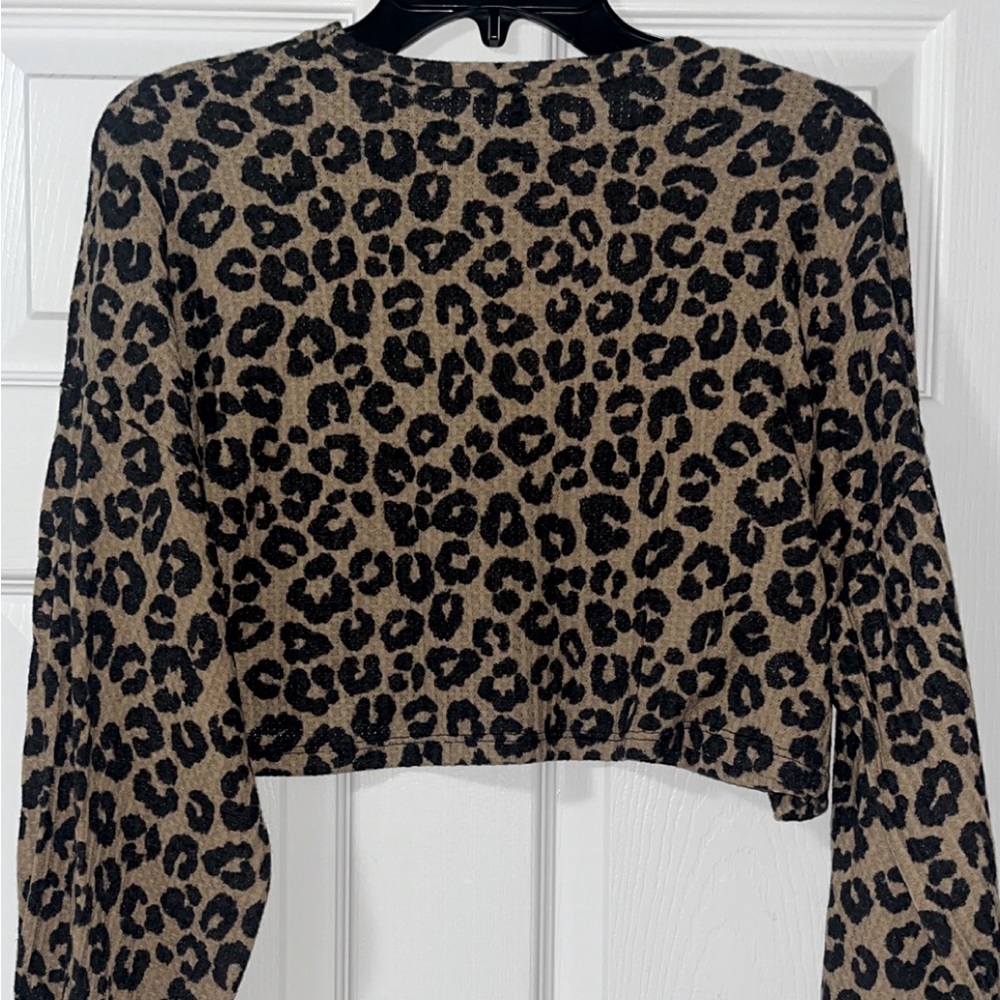 Long sleeve cropped cheetah top
